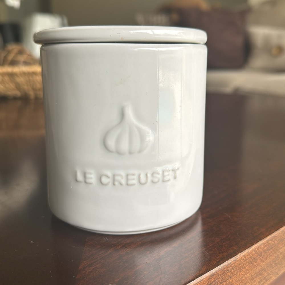 Le Creuset White Ceramic Storage Jar Signature Garlic Keeper - Picture 6 of 6